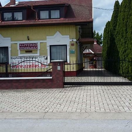 Отель Napfuerdo Vendeghaz Мезёкёвешд Экстерьер фото